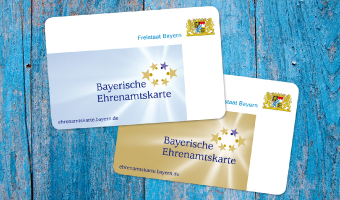 Zwei Ehrenamtskarten übereinander