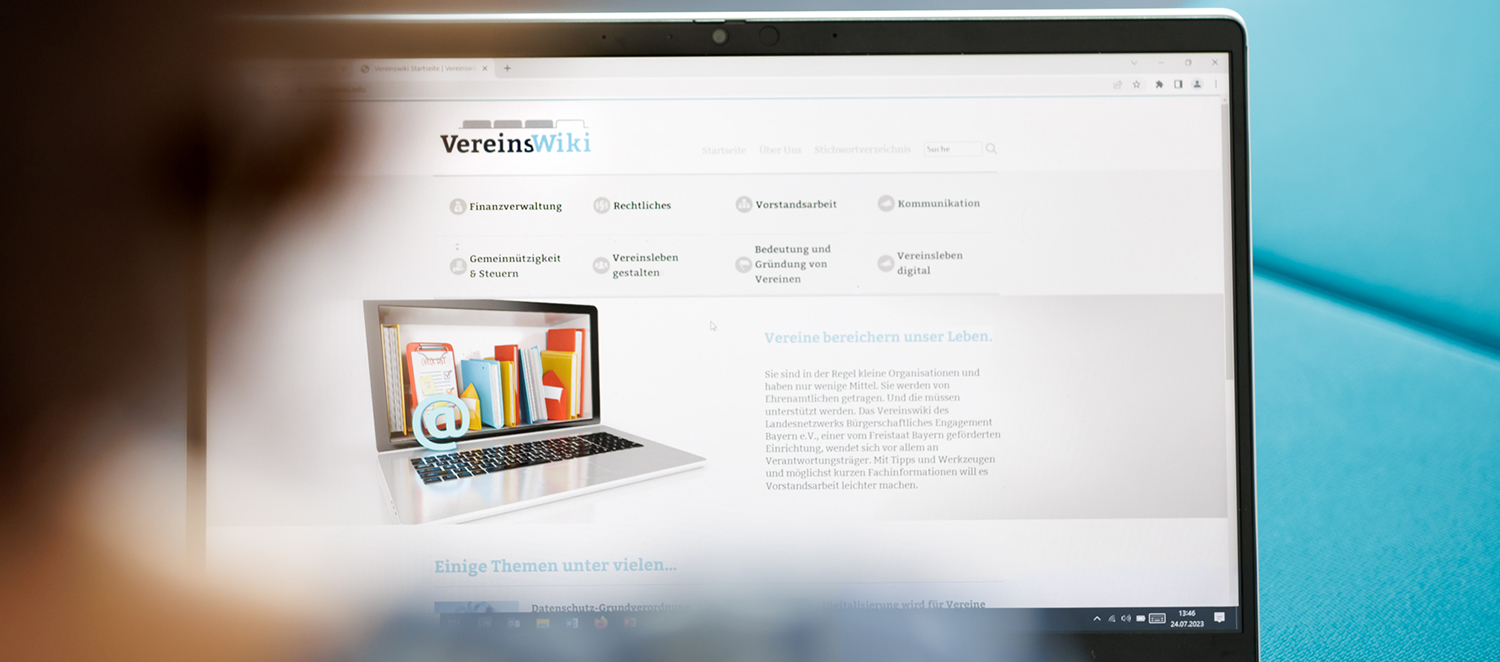 Eine Person hat das VereinsWiki auf dem Laptop geöffnet