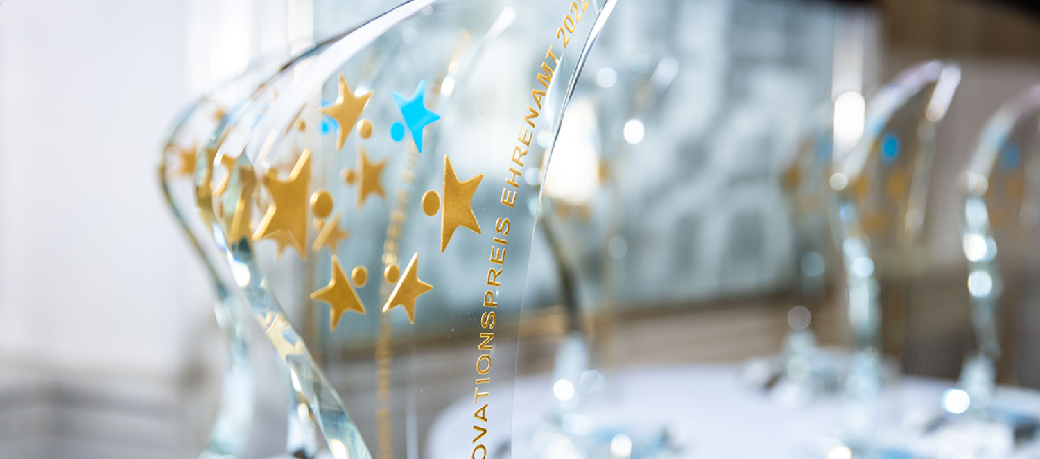 Gläserne Trophäen mit goldener Gravur für die Gewinner des Innovationspreises Ehrenamtes