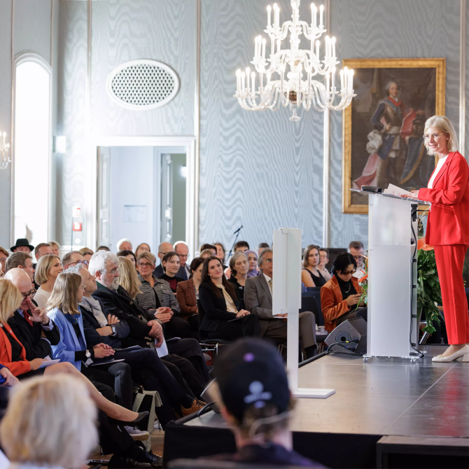 Gäste des Innovationspreis Ehrenamts im Publikum und Frau Staatsministerin Scharf auf der Bühne