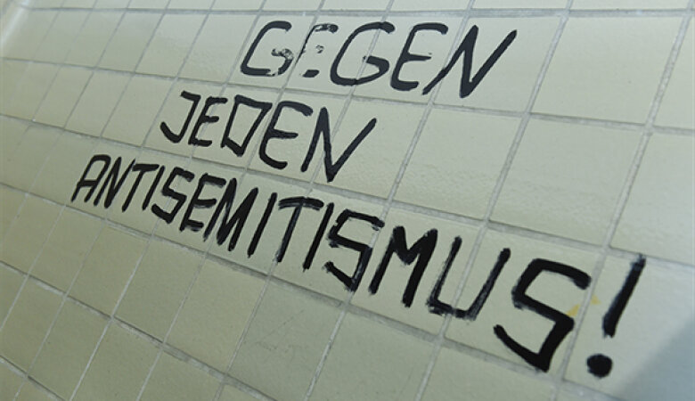 Auf einer Wand steht "GEGEN JEDEN ANTISEMITISMUS!"