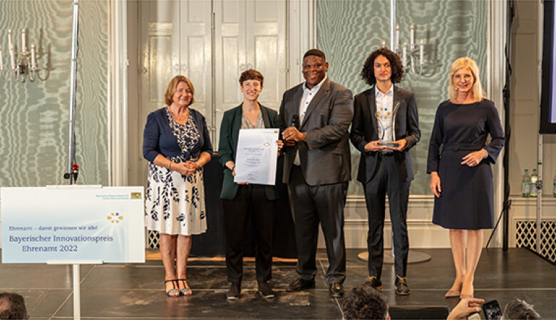 Staatsministerin Scharf und die Ehrenamtbeauftragte Eva Gottstein mit den Preisträgern des Projektes „Sport gestaltet Vielfalt“ 