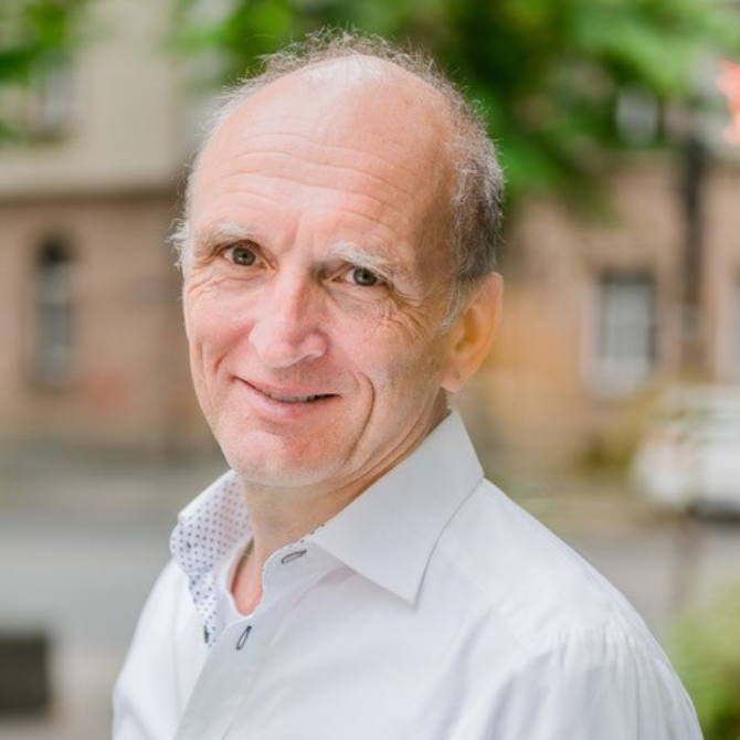 Sie sehen ein Portrait von Frank Braun.