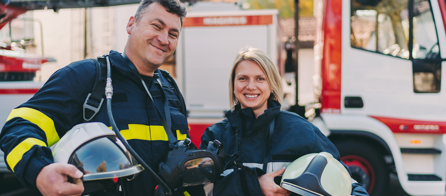 Ein Mann und eine Frau in Feuerwehr-Uniform