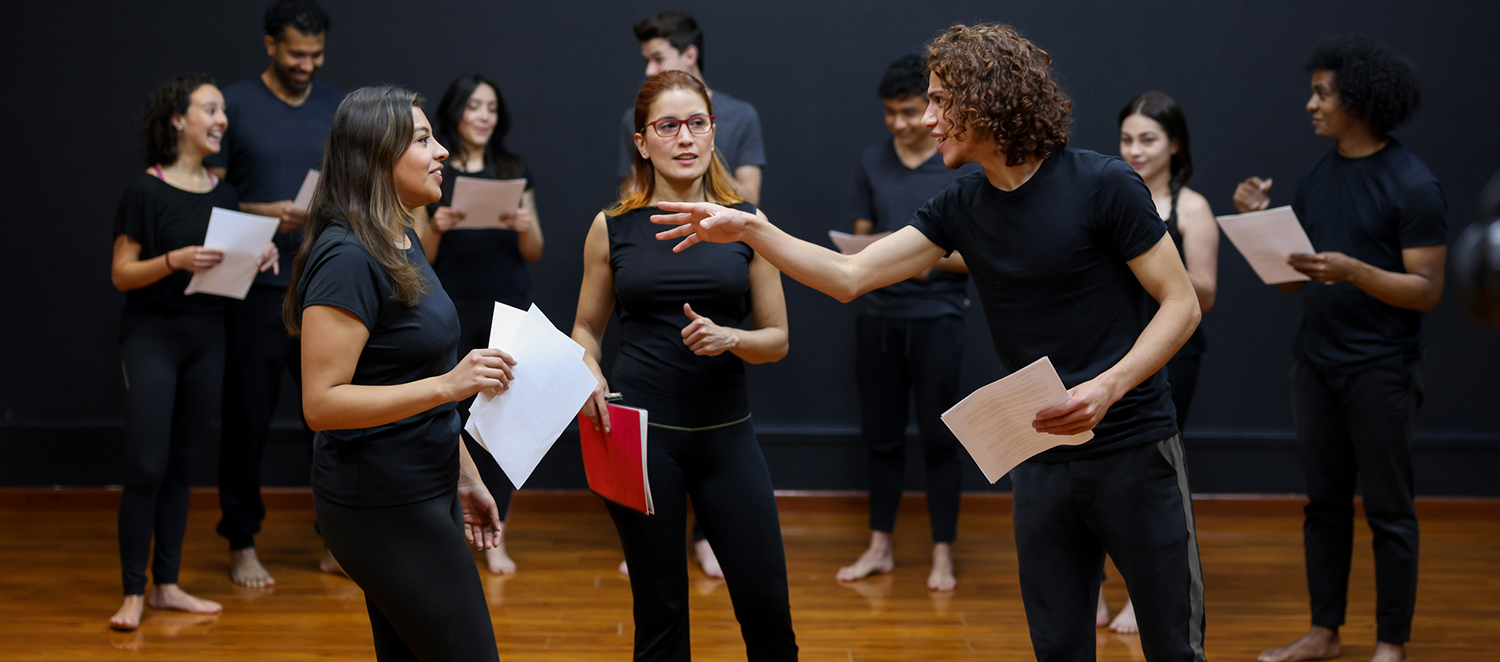 Schauspielschülerinnen und Schauspielschüler bei einer Improvisationsübung.