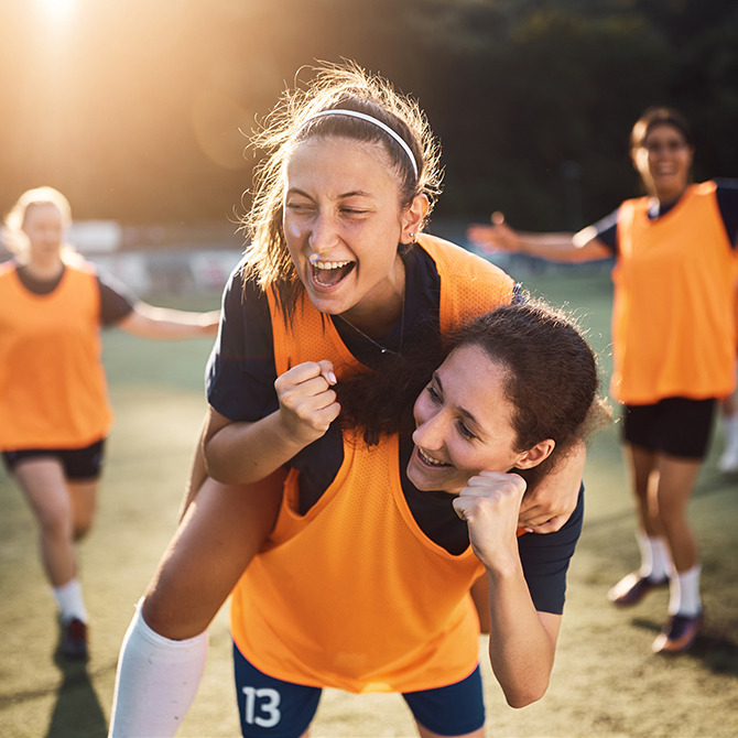 Eine jubelnde Mädchen-Fußballmannschaft