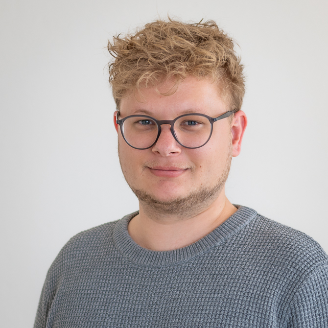 Sie sehen ein Portrait von Jermaine Hermann.