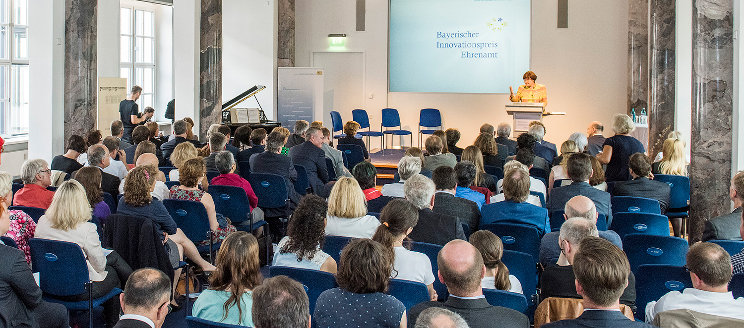 Die Teilnehmenden der Veranstaltung zum Bayerischen Innovationspreis Ehrenamt 2016 sitzen in einem Saal.